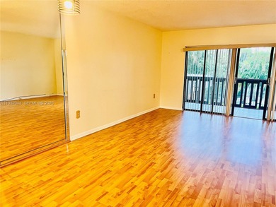 ATTENTION REAL ESTATE AGENTS! Beautiful condo overlooking a