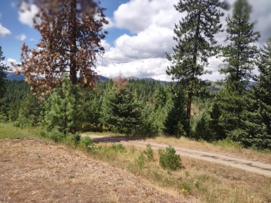 Amazing 180 degree views from this hilltop retreat! Privacy is