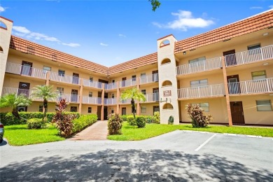 Bright and open 1/1 condo in Phase 3 of Sunrise Lakes community