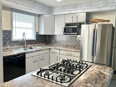 Turn-key Suwannee River retreat with plenty of space, privacy