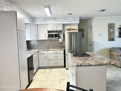 Turn-key Suwannee River retreat with plenty of space, privacy