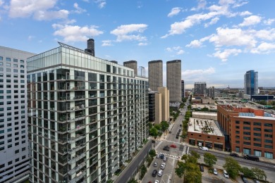 Welcome to Unit 1720 at 659 West Randolph Street, a