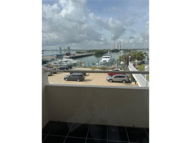 LIVE ON VACATIONS!! GREAT STUDIO WITH SEPARATE. KITCHEN . 1