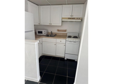 LIVE ON VACATIONS!! GREAT STUDIO WITH SEPARATE. KITCHEN . 1