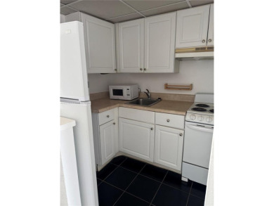 LIVE ON VACATIONS!! GREAT STUDIO WITH SEPARATE. KITCHEN . 1