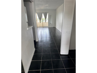 LIVE ON VACATIONS!! GREAT STUDIO WITH SEPARATE. KITCHEN . 1