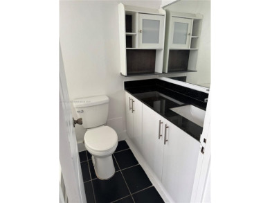 LIVE ON VACATIONS!! GREAT STUDIO WITH SEPARATE. KITCHEN . 1