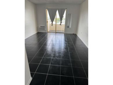 LIVE ON VACATIONS!! GREAT STUDIO WITH SEPARATE. KITCHEN . 1