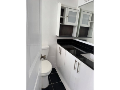 LIVE ON VACATIONS!! GREAT STUDIO WITH SEPARATE. KITCHEN . 1