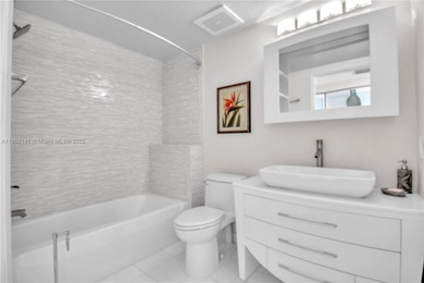 Modern Bayfront 3 Bedroom with Large Private Outdoor Oasis!