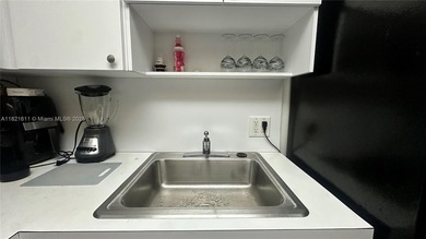 Spacious Studio Near Aventura - Convertible to 1-Bedroom
