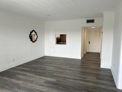 Spacious 2BR/2BA condo in the peaceful 55+ community of Oriole