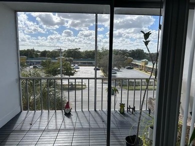 Spacious 2BR/2BA condo in the peaceful 55+ community of Oriole