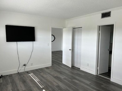 Spacious 2BR/2BA condo in the peaceful 55+ community of Oriole