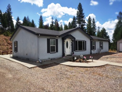 Amazing 180 degree views from this hilltop retreat! Privacy is