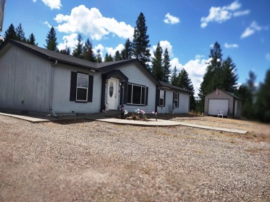 Amazing 180 degree views from this hilltop retreat! Privacy is