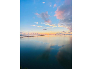 Immediate occupancy! Corner flow-through 3?BD + den / 4?BA (1