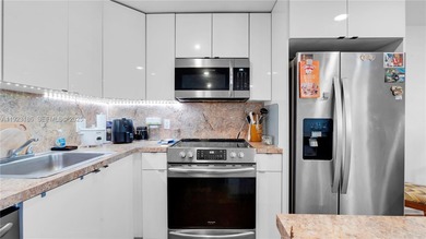 Beautiful 2 bedroom, 1.5 bath 2nd floor apartment in the highly