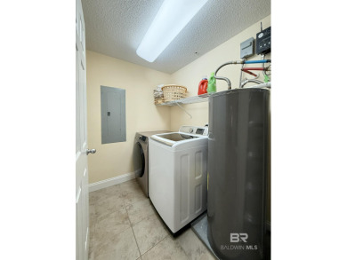 Boat lovers this is the perfect complex for you. Just seconds