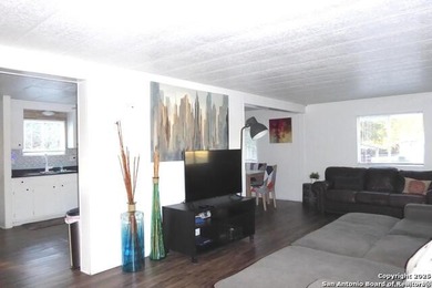 Charming cottage, perfect for full-time lake living, a weekend