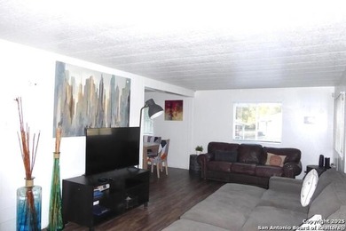 Charming cottage, perfect for full-time lake living, a weekend