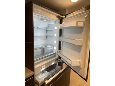 SPACIOUS 3BR/3Bth corner unit at Midtown Doral. Modern design w/