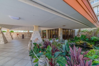 Paradise awaits you and this front, ''jet out'', beachfront unit