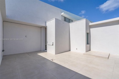 Beautifully renovated 3BD/3.5BA sky residence on the 52nd floor