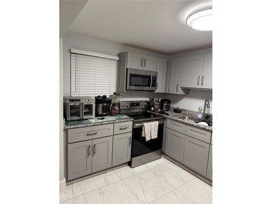 Top-floor condo with spectacular lakefront views! Located just