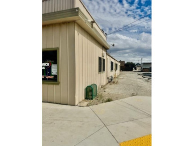 This versatile commercial building offers multiple