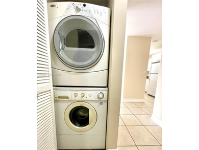 MOVE IN READY,  2BD/2BA TOP FLOOR with a peaceful Lake and