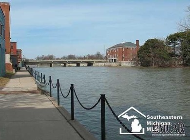 High traffic area this building has many possible uses. Would be