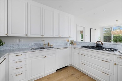 Set within the gates of the Aquidneck Club, this exquisitely and