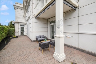 Set within the gates of the Aquidneck Club, this exquisitely and