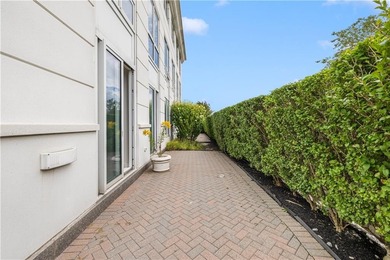 Set within the gates of the Aquidneck Club, this exquisitely and