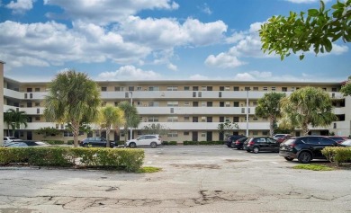 Gated Jade Winds condo just minutes from Aventura Mall, shopping