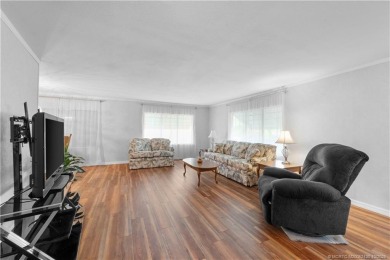 Charming mobile home on a cul-de-sac with a fenced yard and