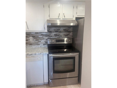 Charming 2 Beds 1 bath Condo in desirable Windsor West community