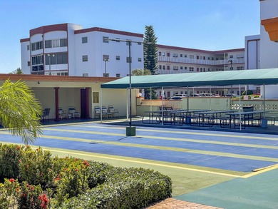 Spacious 2BD/2BA condo in the 55+ Oakland Estates community!