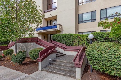 Lovely 2 bedroom/2 bath condo in Palo Alto. Located at the back
