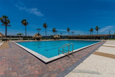 Beautiful 1/1.5 condo whit 1045 sf Living area in a gated