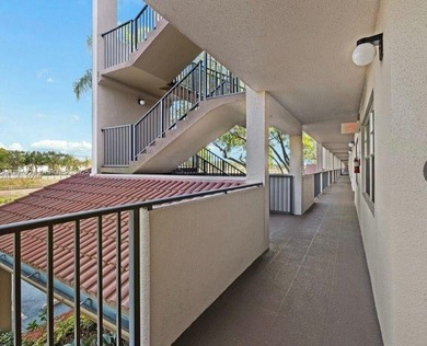 Beautiful 1/1.5 condo whit 1045 sf Living area in a gated