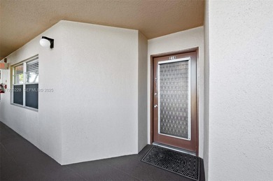 Beautiful 1/1.5 condo whit 1045 sf Living area in a gated