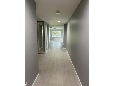 Beautiful 1/1.5 condo whit 1045 sf Living area in a gated