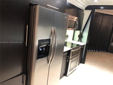 Gorgeous 2 Bedroom + Den (can be enclosed as a 3rd bedroom) / 2