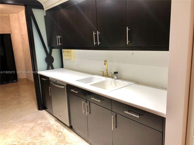 Gorgeous 2 Bedroom + Den (can be enclosed as a 3rd bedroom) / 2