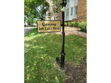 Bright Chateau unit with large rooms and beautiful lake views