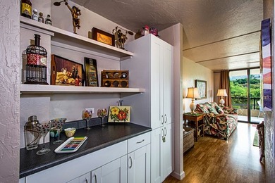 Welcome to Kona Pacific! This fully furnished turn-key top floor