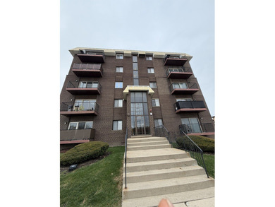 2-bedroom, 2-full bath end-unit condo in a prime Oak Lawn