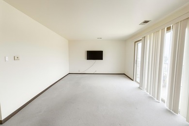 2-bedroom, 2-full bath end-unit condo in a prime Oak Lawn